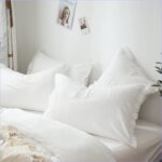 lit simple housse blanche