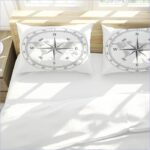 boussole sur linge de lit