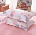 Chambre d'enfant avec housse licorne