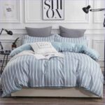 housse de couette bleue et grise rayée
