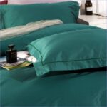 chambre avec housse vert émeraude